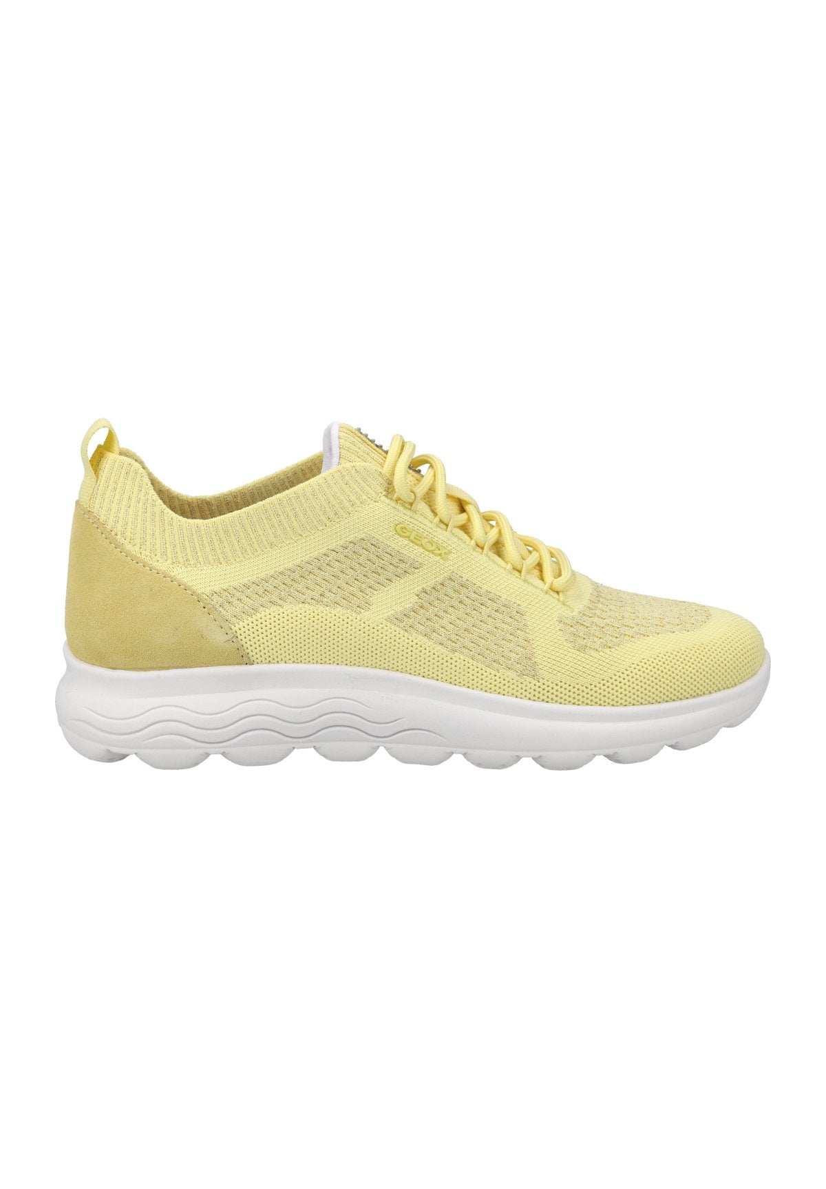 Schnürsneaker aus weichem gelbem Strick mit Wildlederakzenten, einer strukturierten Oberseite und einer gepolsterten weißen Gummisohle mit Wellenmuster.