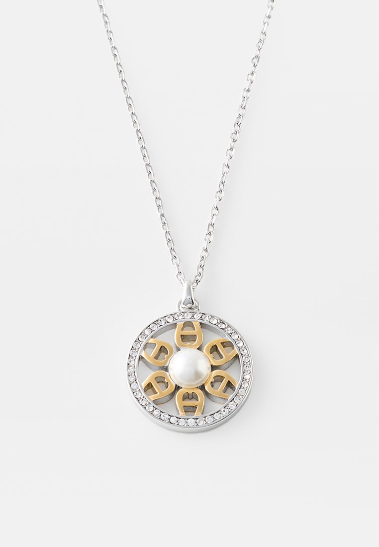 Silberne Halskette mit einem runden Anhänger, der eine zentrale weiße Perle, goldene Akzente, klare Strasssteine und ein florales Design aufweist.