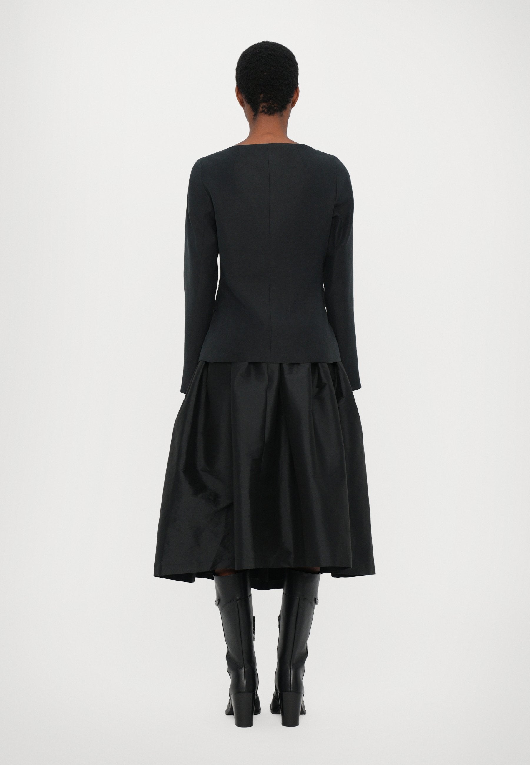 REMAIN OPEN NECK FITTED