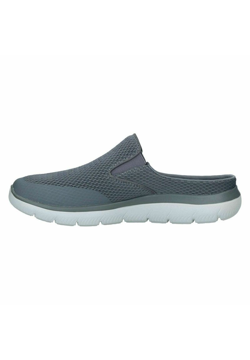 Graue Slipper aus atmungsaktivem Mesh-Material, mit einer gepolsterten weißen Sohle und einem flexiblen Design für ein einfaches Anziehen.