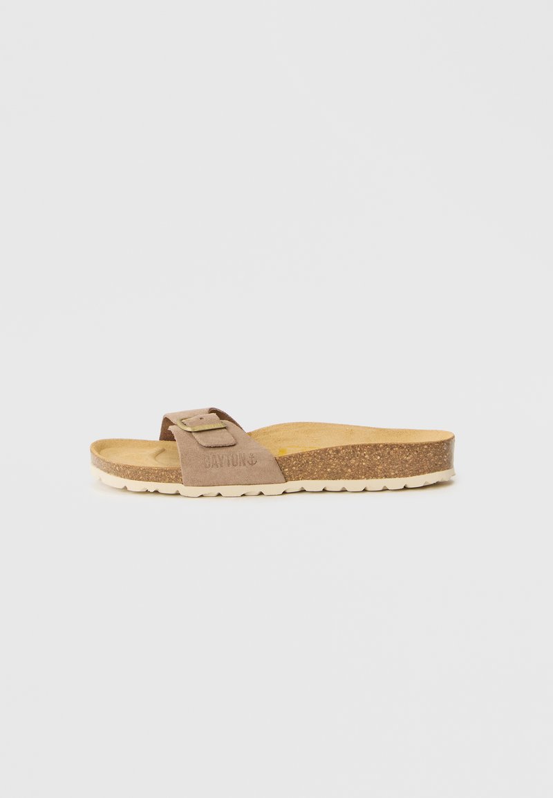 Braune Wildleder-Sandale mit beigem Kork-Zwischensohl, verstellbarem Riemen mit einer Metall-Schnalle und strukturierter Gummisohle.