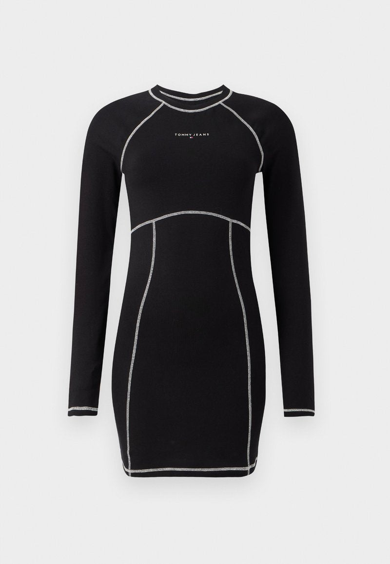 Schwarzes langärmliges Kleid mit einer taillierten Silhouette. Verfügt über kontrastierende silberne Nähte und einen runden Ausschnitt. Logo auf der Brust.