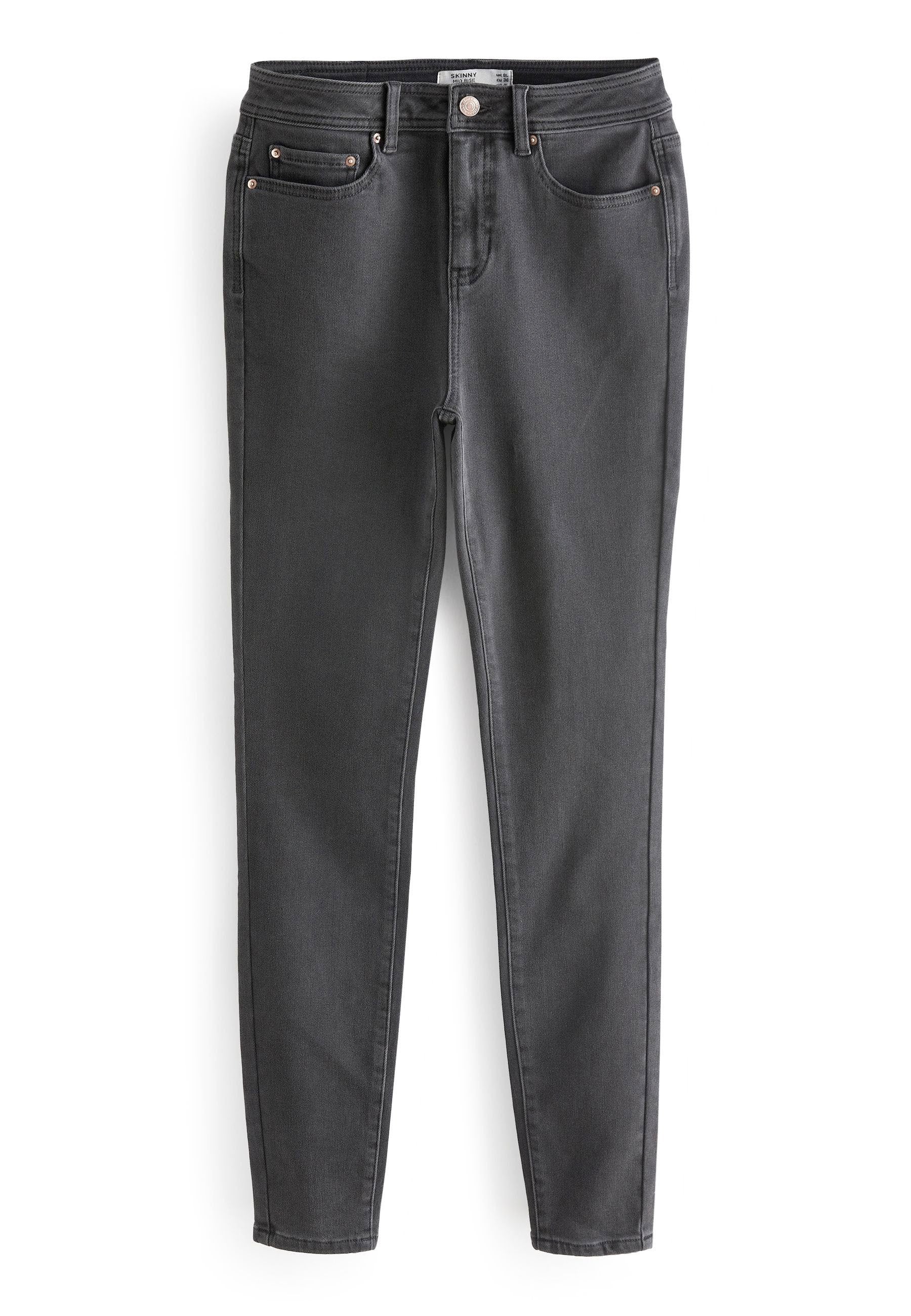 Schlanke schwarze Jeans aus Denim. Zu den Merkmalen gehören fünf Taschen, Hardware in Kupferfarbe und dezente Abnutzungen an der Vorderseite.