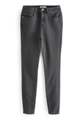 Schlanke schwarze Jeans aus Denim. Zu den Merkmalen gehören fünf Taschen, Hardware in Kupferfarbe und dezente Abnutzungen an der Vorderseite.