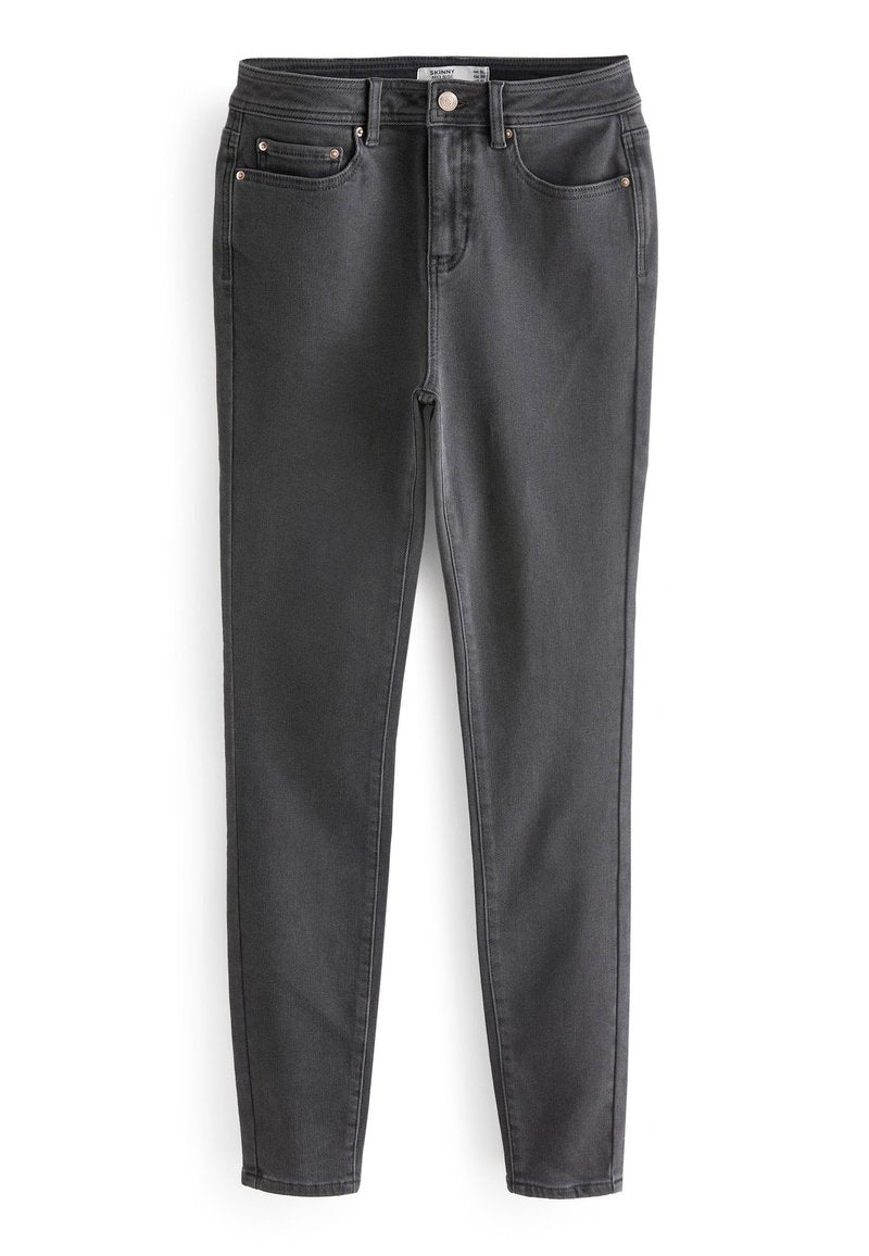 Schlanke schwarze Jeans aus Denim. Zu den Merkmalen gehören fünf Taschen, Hardware in Kupferfarbe und dezente Abnutzungen an der Vorderseite.