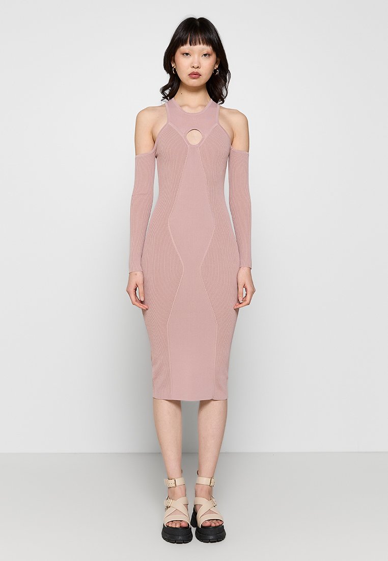 Rippendes, figurbetontes Midikleid in Hellrosa mit Schulterausschnitten und einem Schlüssellochdetail am Ausschnitt. Verfügt über langärmelige und eine glatte Textur.