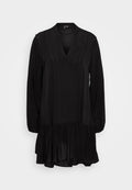 Schwarzes langärmeliges Kleid mit V-Ausschnitt, aus weichem Stoff mit gefalteten Details und einem Rüschensaum für eine lockere Passform.