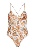 Ein Piece-Badeanzug mit V-Ausschnitt, überkreuzten Trägern und einem floralen Muster in Orange, Braun und Creme auf hellem Hintergrund. Glatter Stoffeindruck.