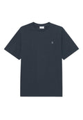 Dunkelgraues Baumwoll-T-Shirt mit kurzen Ärmeln und Rundhalsausschnitt, mit kleinem weißem „II“-Aufdruck auf der linken Brust.