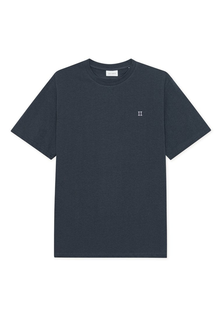 Dunkelgraues Baumwoll-T-Shirt mit kurzen Ärmeln und Rundhalsausschnitt, mit kleinem weißem „II“-Aufdruck auf der linken Brust.