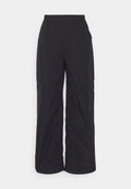 Schwarze Cargo-Hose mit weitem Bein und elastischem Bund, ausgestattet mit zwei seitlichen Cargo-Taschen, leichtem Stoff und glatter Textur.