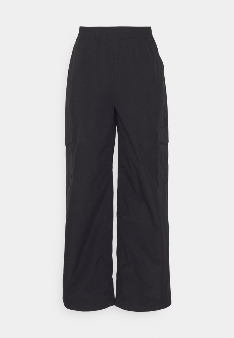 Schwarze Cargo-Hose mit weitem Bein und elastischem Bund, ausgestattet mit zwei seitlichen Cargo-Taschen, leichtem Stoff und glatter Textur.