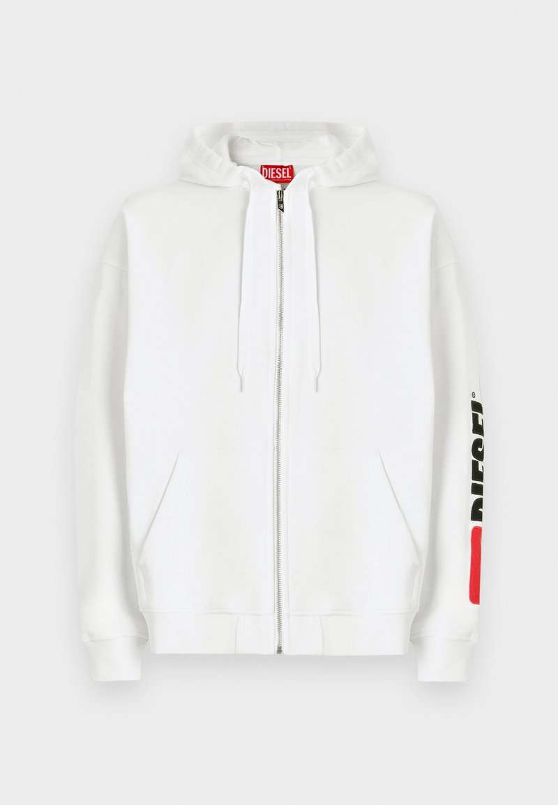 Weißer Kapuzenpullover mit Reißverschluss, Fronttaschen, Kordelzugkapuze und schwarzem "DIESEL"-Logo auf dem rechten Ärmel in der Nähe eines roten rechteckigen Aufnähers.