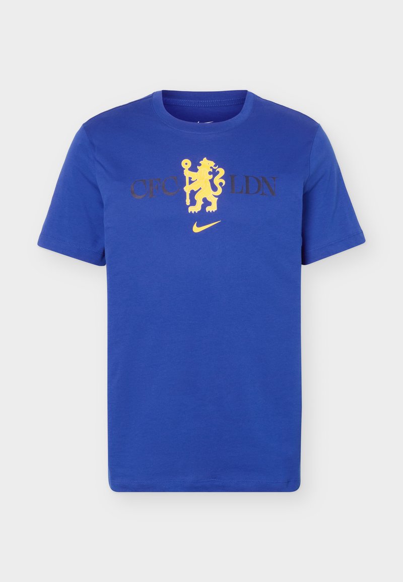Blaues T-Shirt mit kurzen Ärmeln, auf dem ein gelber Löwe mit einem Stab, schwarze Buchstaben "CFC LDN" und ein kleines gelbes Nike-Swoosh unter dem Motiv zu sehen sind.