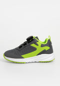 Sportliche Sneakers mit einem grauen Mesh-Obermaterial, neongrünen Akzenten, einem schnellen Verschlusssystem und einer weißen Gummisohle mit strukturiertem Profil.