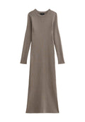 Langes, geripptes Kleid in Taupe, mit rundem Ausschnitt und langen Ärmeln. Einfaches, figurbetontes Design ohne sichtbare Beschläge oder Muster.
