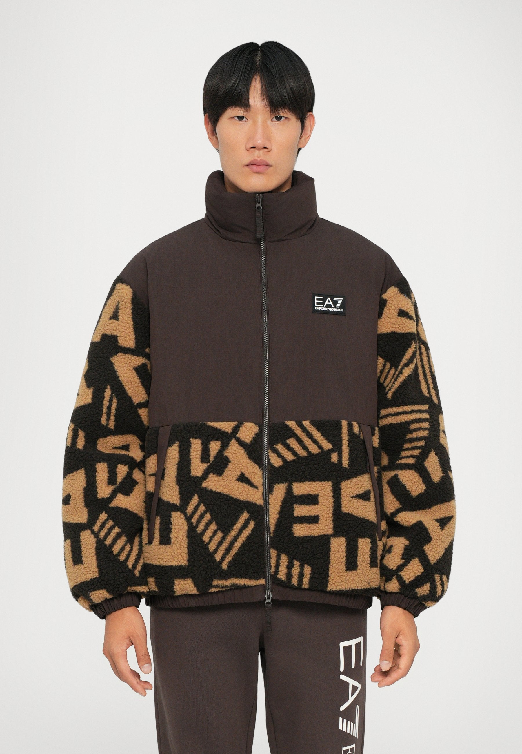 MOUNTAIN JACKET LOGO Media 3