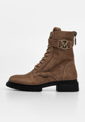 Brauner Wildleder-Schnürstiefel mit schwarzer Sohle, seitlichem Reißverschluss und dekorativem Riemen mit einem runden Metall-Logoschnalle.