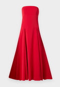 Rotes trägerloses Kleid mit einem taillierten Oberteil und einem weiten, fließenden Rock. Hergestellt aus glattem Stoff mit Falten für Bewegungsfreiheit. Keine sichtbaren Verschlüsse.