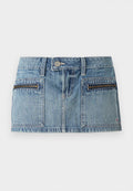 Hellblauer Jeans-Minirock mit vorderen Knöpfen, Reißverschluss, zwei vorderen Reißverschlusstaschen und Gürtelschlaufen.