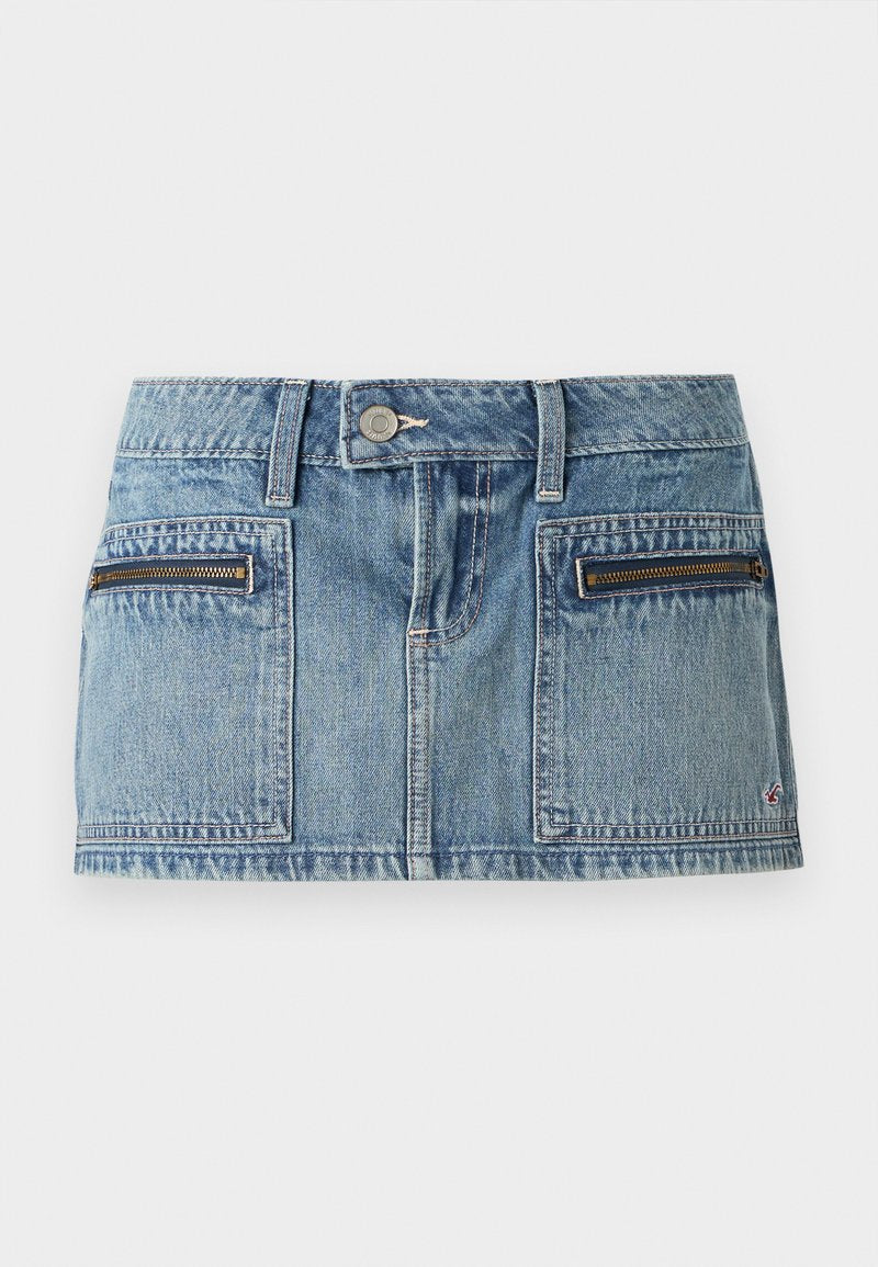Hellblauer Jeans-Minirock mit vorderen Knöpfen, Reißverschluss, zwei vorderen Reißverschlusstaschen und Gürtelschlaufen.