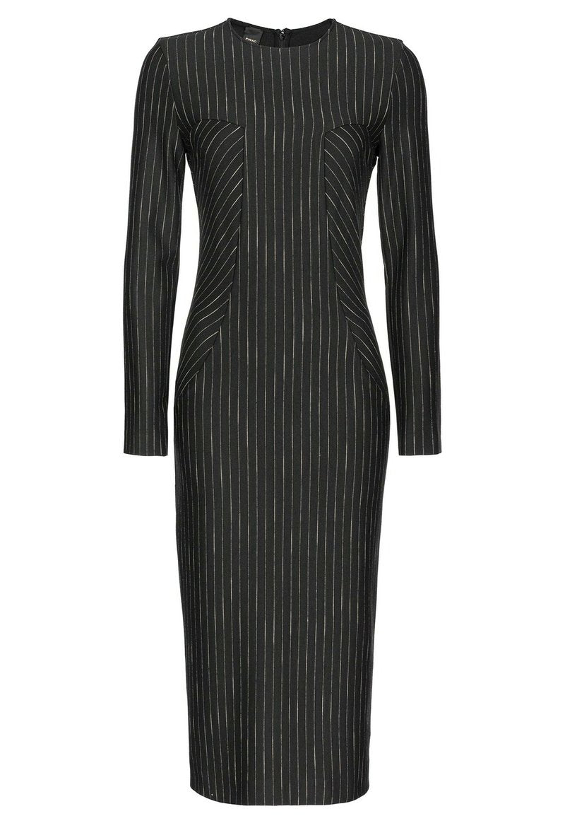 Schwarzes, langärmeliges Kleid mit vertikalen Nadelstreifen, taillierter Silhouette, rundem Ausschnitt, seitlichen Taschen und strukturierter Stoffoberfläche.
