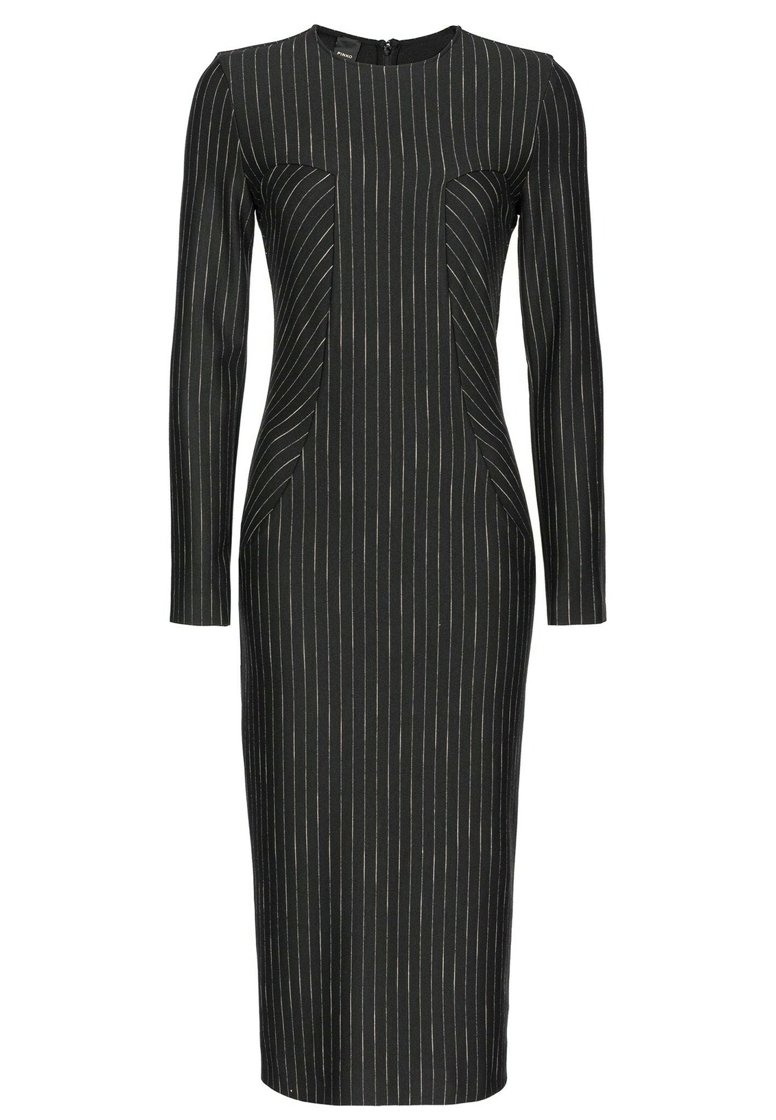 Schwarzes, langärmeliges Kleid mit vertikalen Nadelstreifen, taillierter Silhouette, rundem Ausschnitt, seitlichen Taschen und strukturierter Stoffoberfläche.