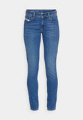 Schmale Jeans aus mittlerem blauen Denim mit glatter Textur, klassischem Five-Pocket-Design und subtiler Ausbleichung an den Oberschenkeln.