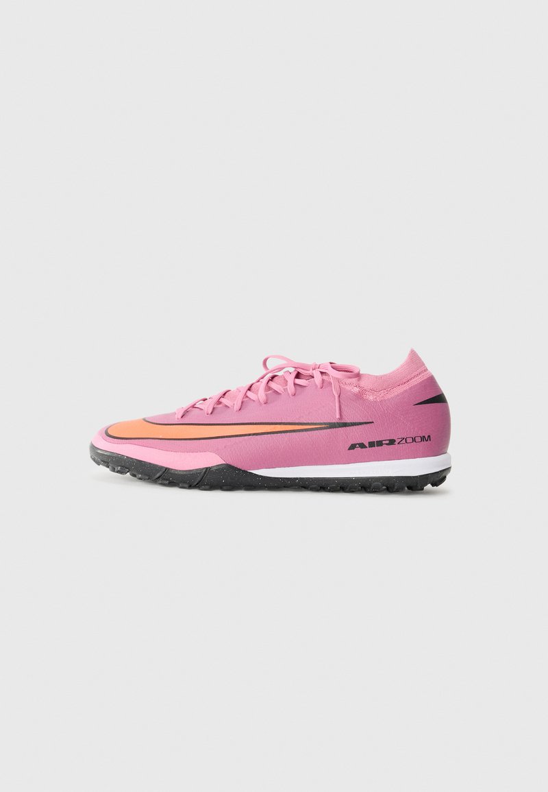 Heller pinkfarbener Sportschuh mit orangefarbenen und schwarzen Akzenten. Er verfügt über ein strukturiertes Obermaterial, flache Schnürsenkel und eine gummierte Sohle mit leicht erhöhtem Absatz.