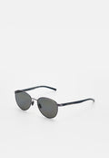 Runde Sonnenbrille mit schwarzem Metallrahmen, grauen Gläsern, dünnen Bügeln und der Marke "Porsche Design" an den Bügeln und den oberen Ecken.