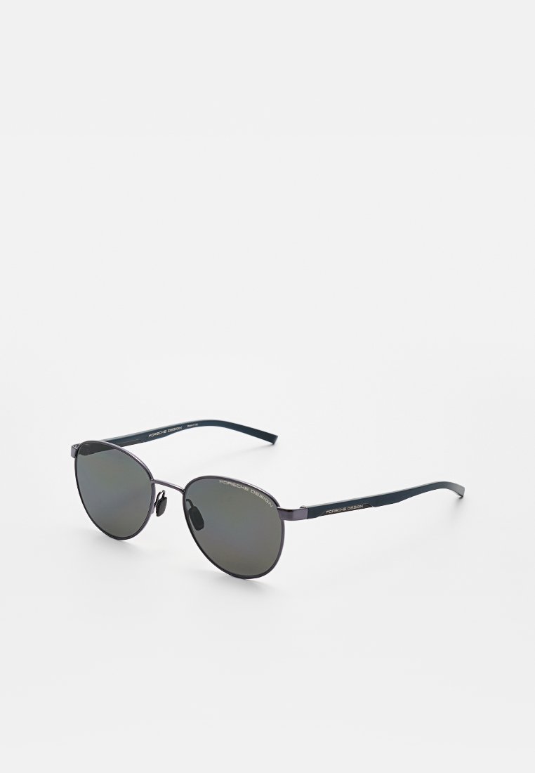 Runde Sonnenbrille mit schwarzem Metallrahmen, grauen Gläsern, dünnen Bügeln und der Marke "Porsche Design" an den Bügeln und den oberen Ecken.