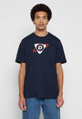 Marineblaues Baumwoll-T-Shirt mit kurzen Ärmeln, das ein kreisförmiges Grafiklogo in Weiß, Rot und Schwarz zeigt. Schlichter Rundhalsausschnitt.