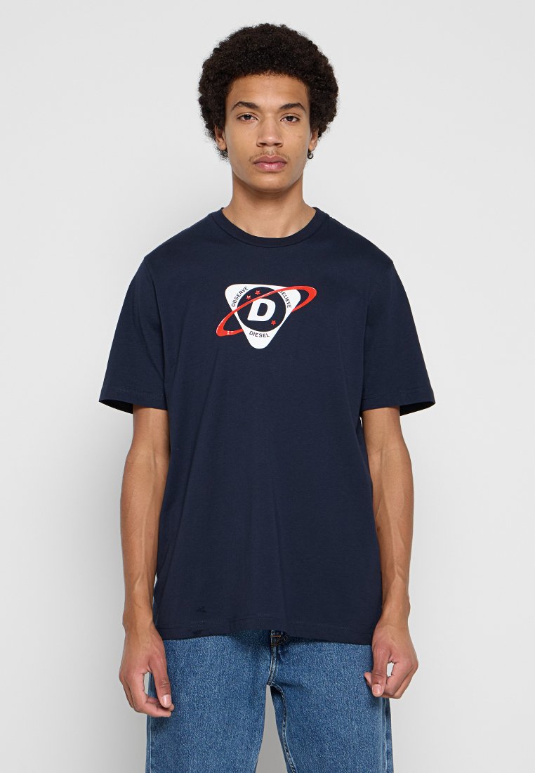 Marineblaues Baumwoll-T-Shirt mit kurzen Ärmeln, das ein kreisförmiges Grafiklogo in Weiß, Rot und Schwarz zeigt. Schlichter Rundhalsausschnitt.