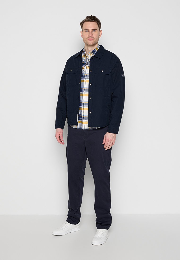 REGULAR FIT Media 3