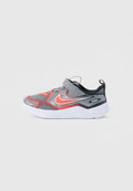 Grauer und roter Nike-Laufschuh für Kinder mit weißer Sohle, Klettverschluss und Mesh-Obermaterial, seitlich auf hellem Hintergrund dargestellt.