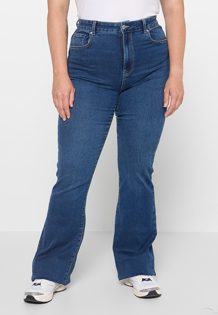 Hochtaillierte, ausgestellte blaue Jeans aus Denim. Verfügt über fünf Taschen, Gürtelschlaufen und einen Knopfverschluss. Glatte Textur, klassisches Design.