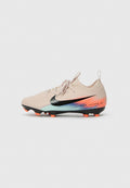Nike Fußballschuhe in Hellbeige mit schwarzem Swoosh, orange-blauem Farbverlauf, texturiertem Obermaterial und sechs orangen Stollen.