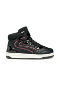 Schwarze High-Top-Sneaker mit glänzenden Akzenten, rosa und silbernen Details, strukturiertem Stoff und sicherem Schnürdesign. Geox-Branding sichtbar.