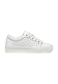 Weiße Low-Top-Sneaker aus Leder mit seitlichem Perforationsdesign, metallischen Ösen und einer strukturierten Gummisohle.