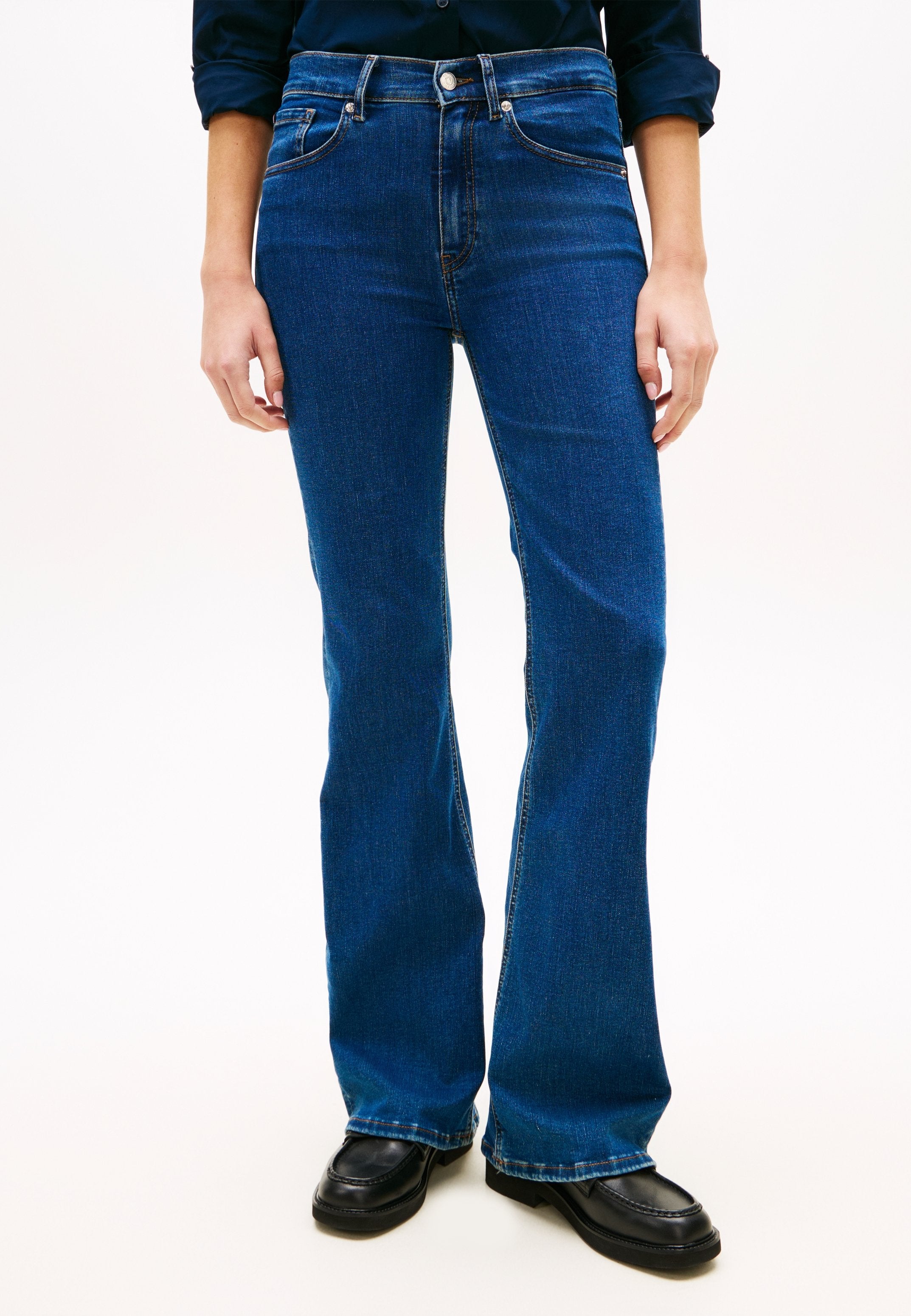 MID RISE FLARED LEG JEANS Media 3