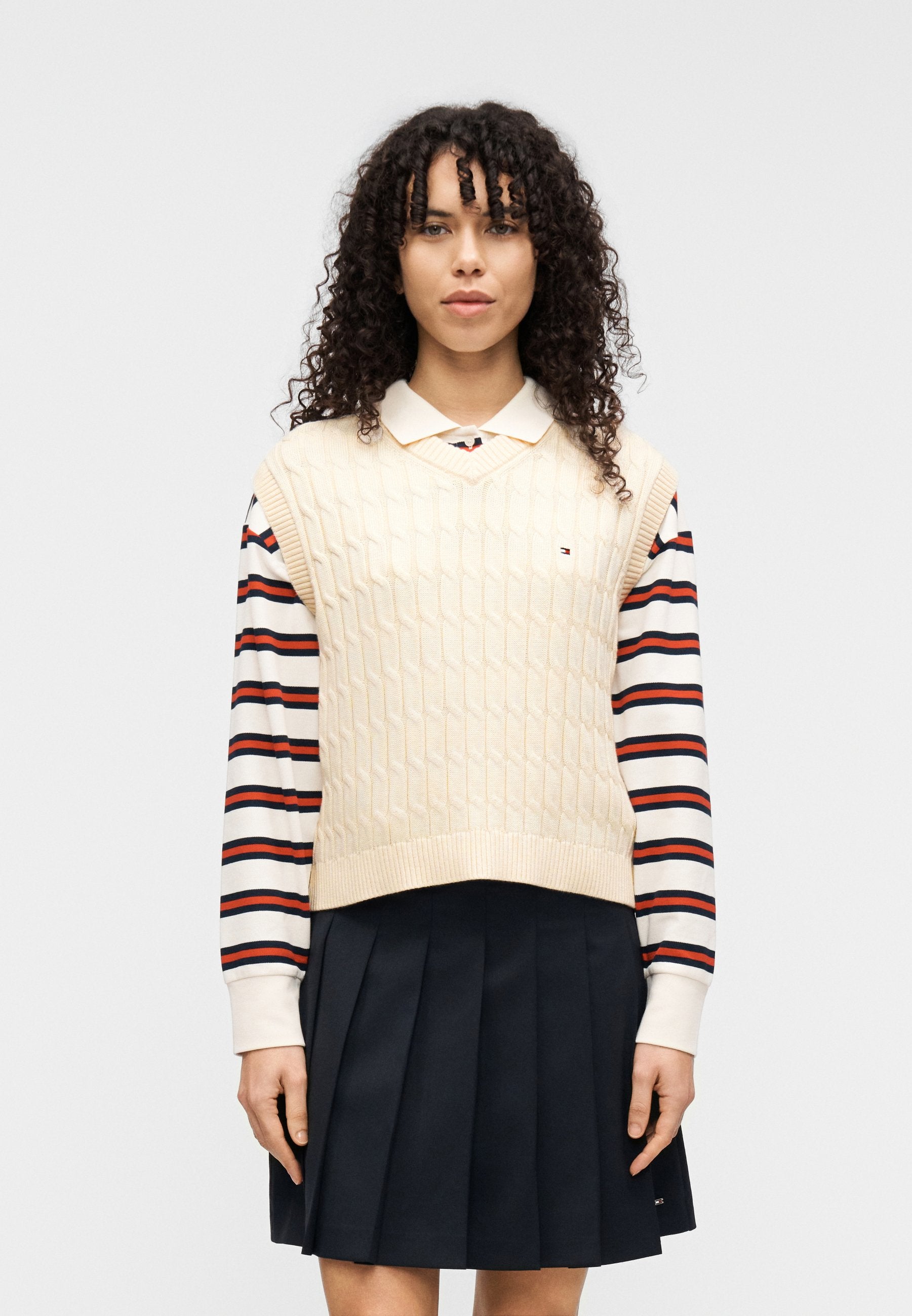 CABLE KNIT V-NECK SWEATER VEST Media 3