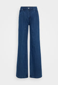 Weite blaue Jeans mit hoher Taille, vorderem Knopf- und Reißverschlussverschluss sowie Vorder- und Hintertaschen vor einem schlichten Hintergrund.