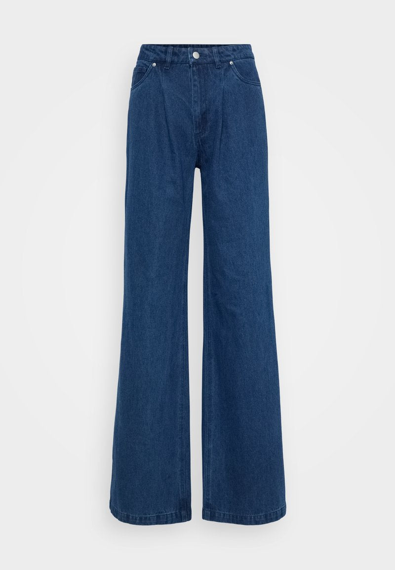 Weite blaue Jeans mit hoher Taille, vorderem Knopf- und Reißverschlussverschluss sowie Vorder- und Hintertaschen vor einem schlichten Hintergrund.