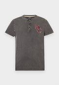 Dunkelgraues Henley-Shirt mit kurzen Ärmeln, drei Knöpfen und roter "HCo"-Stickerei auf der linken Brust.