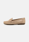 Beige Slipper mit glatter Oberfläche, runder Zehenpartie, genähten Details und einer flachen Gummisohle.
