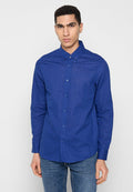 Blaues Hemd mit Knopfleiste, klassischem Kragen, langen Ärmeln und strukturiertem Stoff. Mit vorderen Knöpfen und taillierter Passform. Kombiniert mit Denim-Jeans.