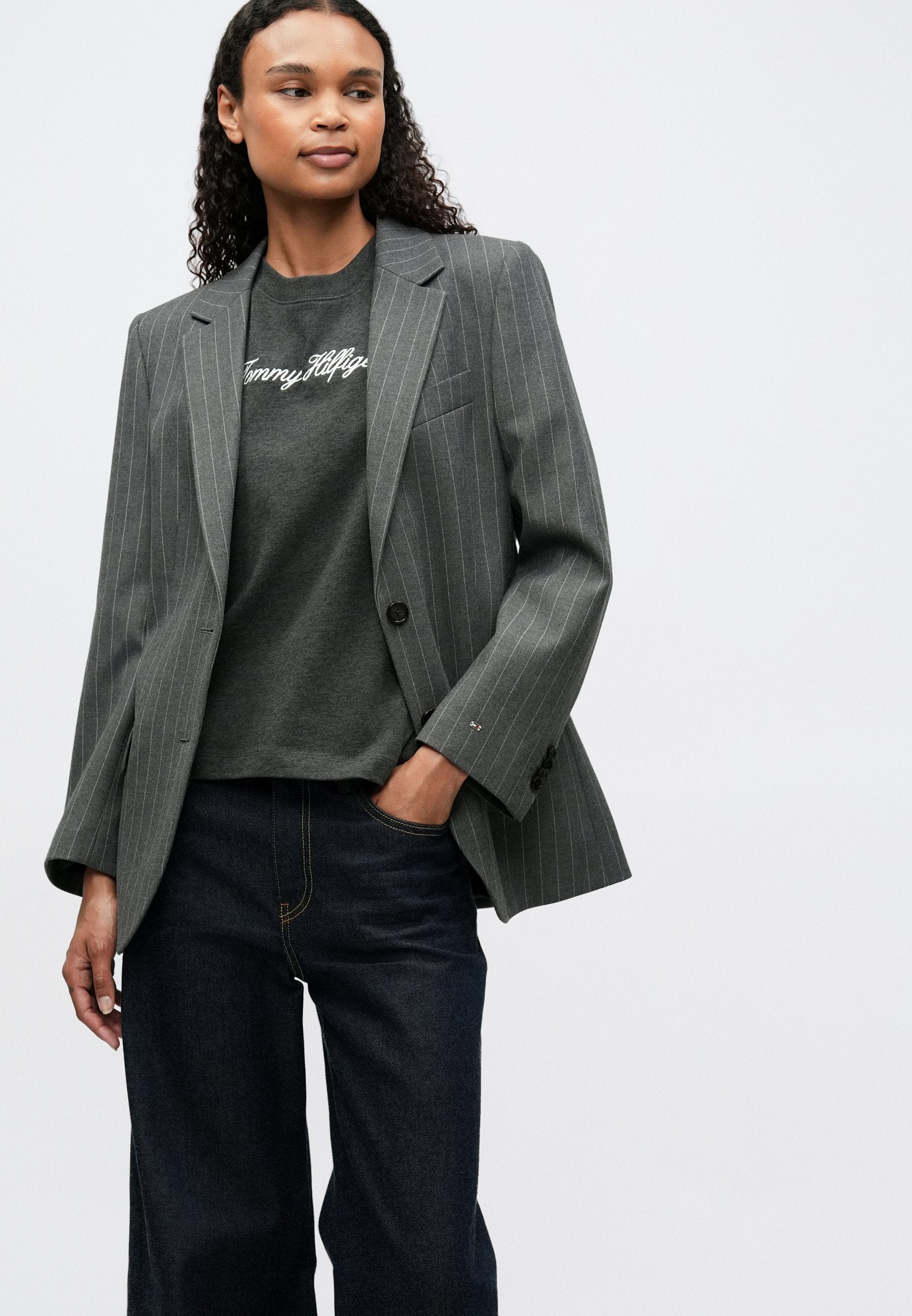 GOLD-TONE BUTTON LOGO EMBROIDERY RELAXED T-SHIRT Media 5