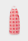 Rotes Halterkleid mit wiederholendem Kirschmuster, umrahmt von weißen Quadraten und Punkten, aus leichtem Stoff. Verstellbare Schnürung am Ausschnitt.