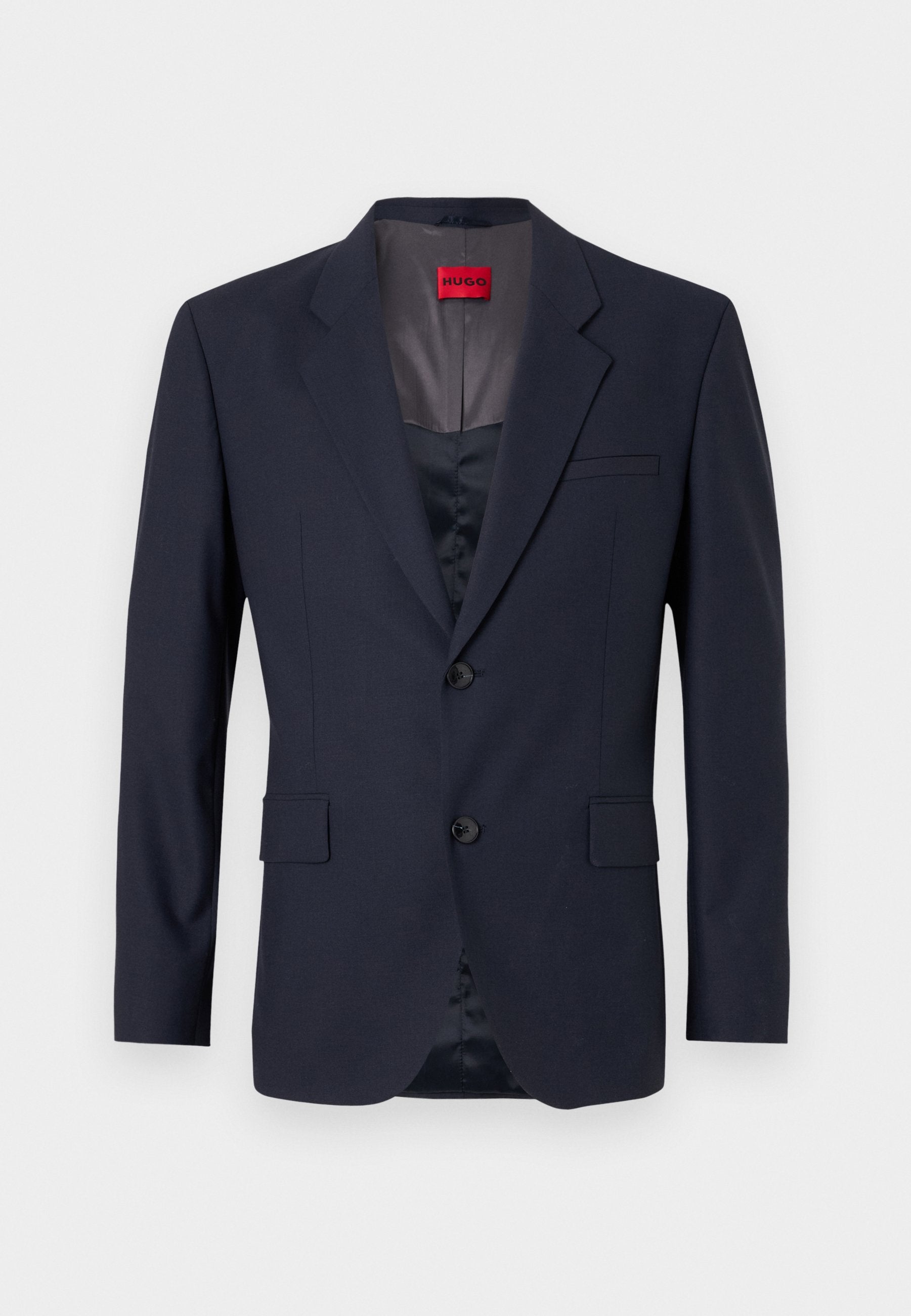 Navy Blazer aus glattem Stoff mit einreihiger Knopfleiste, zwei Vordertaschen und schwarzen Knöpfen. Rotes Markenlabel innen.