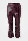 Burgunderfarbene Kunstlederhose mit Schlangenmuster, figurbetontem Design und geraden Beinen. Verfügt über einen Bund und einen vorderen Knopfverschluss.